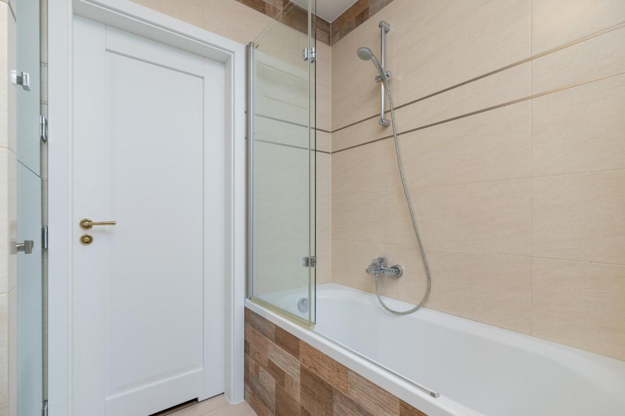 Politechnika Krakowska Apartment By Renters Prestige Esterno foto